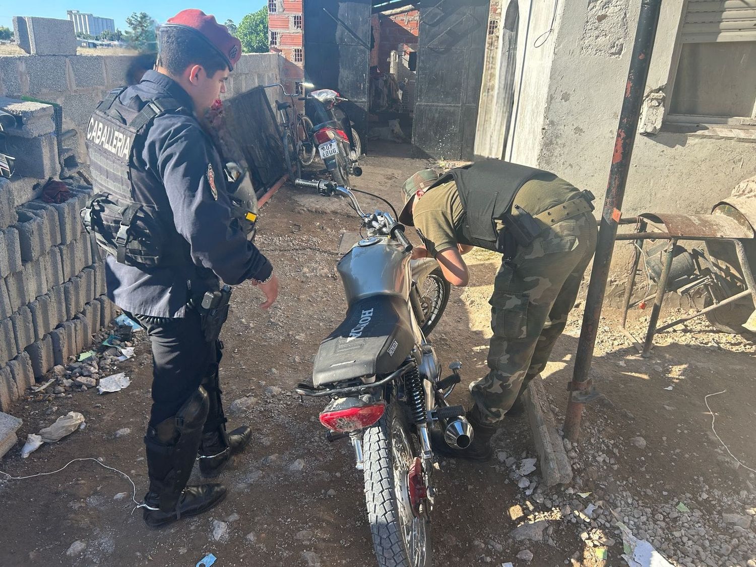 Frustran el robo de 50 metros de cableado y reflectores en un campo de Chaves