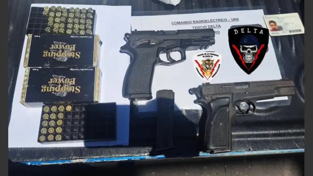 Dos jóvenes detenidos por portar dos pistolas y esconder una moto robada