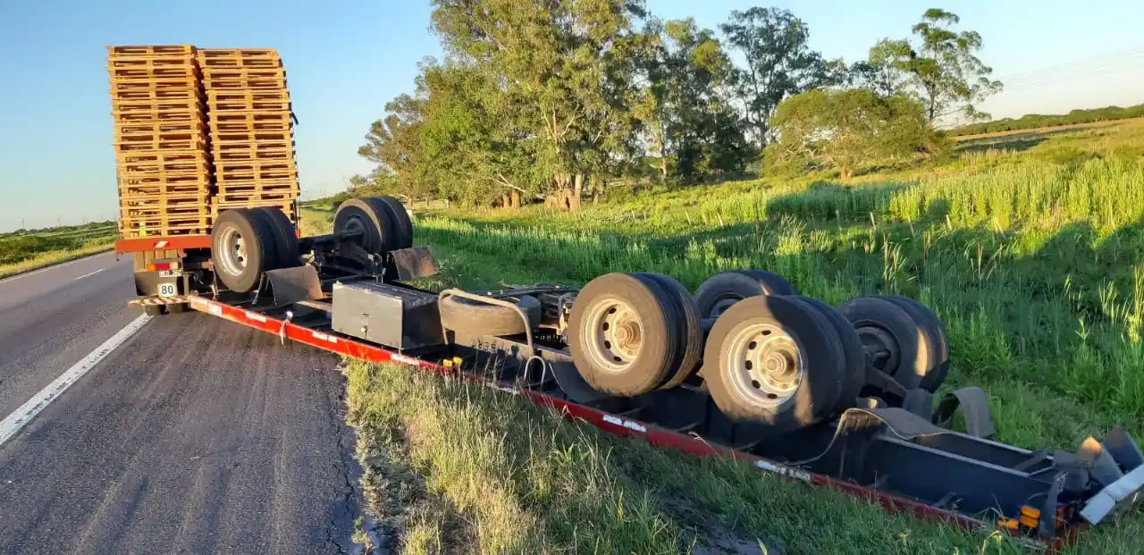 Un camión de Colón cargado de palets volcó su acoplado en la Ruta 14