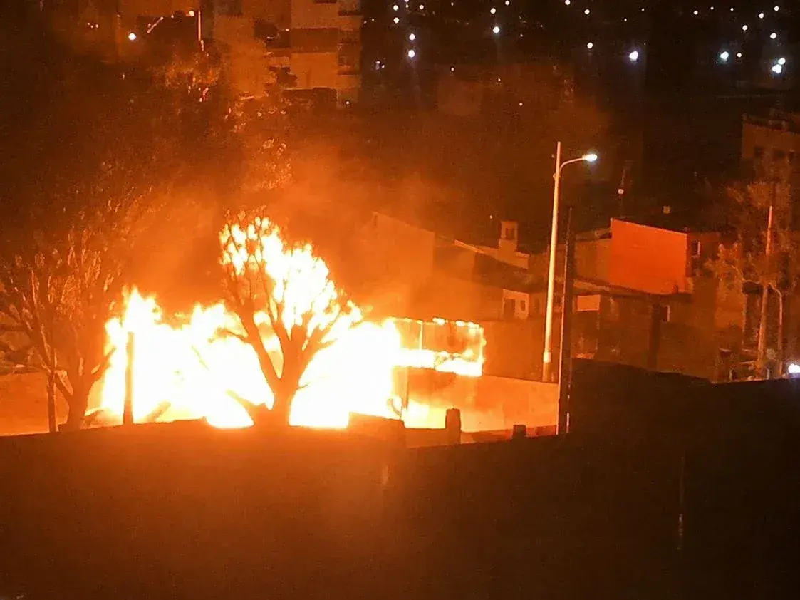 "Tierra de nadie": vecinos de Villa La Palangana relatan una noche de piedrazos, robos y un auto incendiado