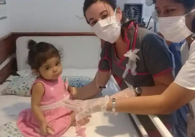 Tuvieron que volver a operar a la beba que recibió el hígado de su futuro tío adoptivo