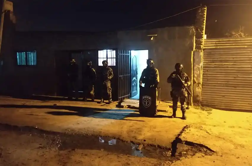 Allanaron una vivienda y detuvieron a un hombre por una investigación de homicidio