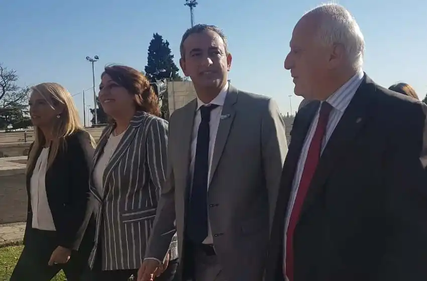 Izamiento de bandera, firma de acta y cierre en el Monumento: Javkin asume la intendencia de Rosario