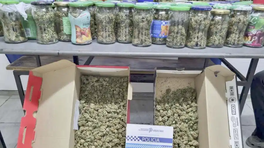 Le secuestraron droga y billetes falsos a un conductor que intentó evadir un control