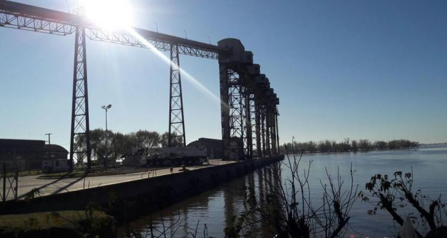 El Consorcio y los trabajadores aguardan por el Dragado de Emergencia, mientras ingresa un nuevo buque