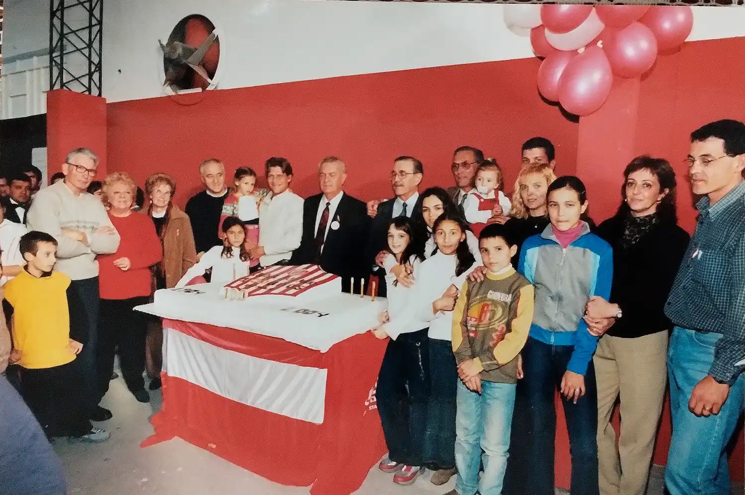 Enzo Gunzinger - Reconocido hincha e hijo de uno de los fundadores	Cumplió 90 años y es vitalicio en el club 9 de Julio - 4