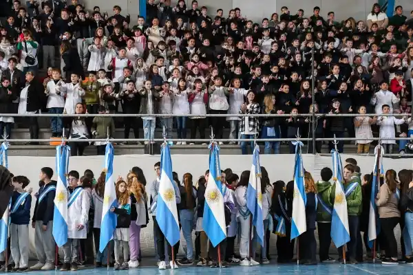Alumnos y alumnas de 4° año de Chascomús realizaron la promesa a la Bandera