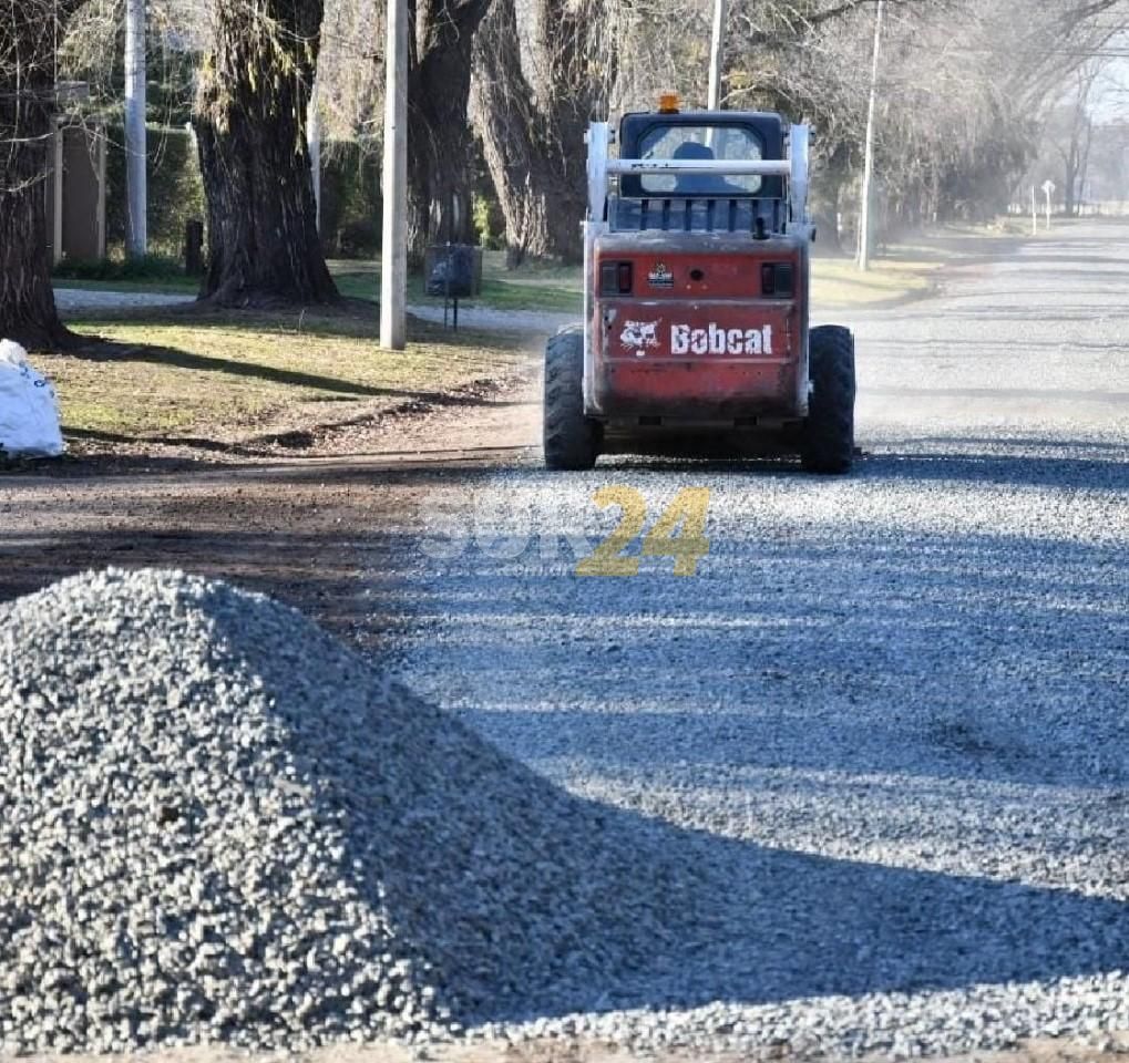 Fuerte inversión municipal en piedra para mejorar las calles de calzada natural