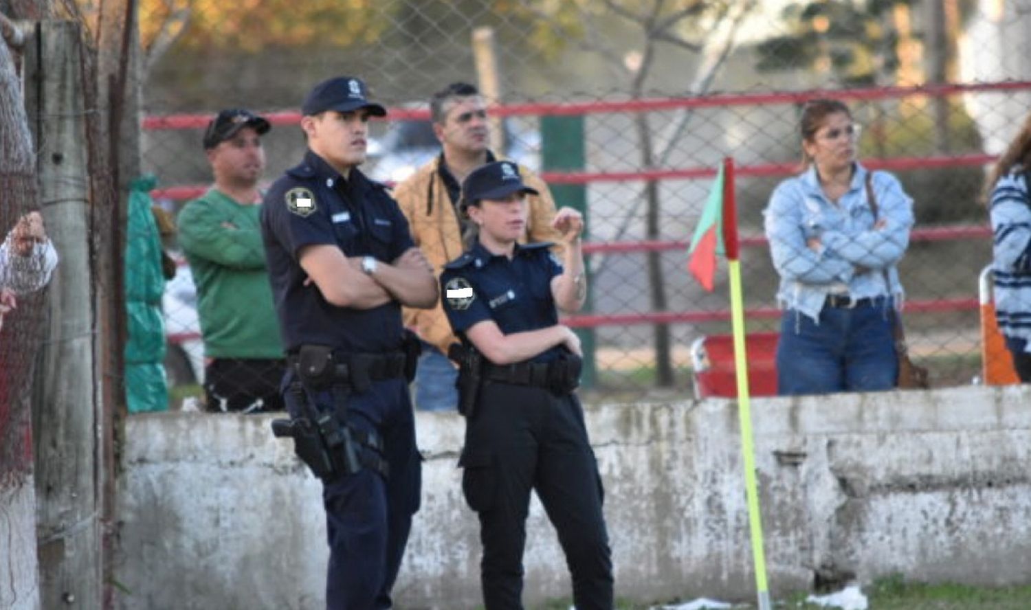 ¿Qué pasó? En medio del partido le secuestraron el teléfono a un jugador de Deportivo Urdinarrain