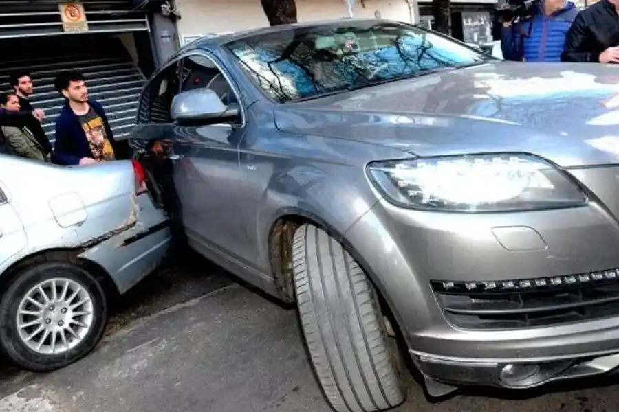 La China Suárez quiso evitar a la prensa y chocó contra un auto estacionado