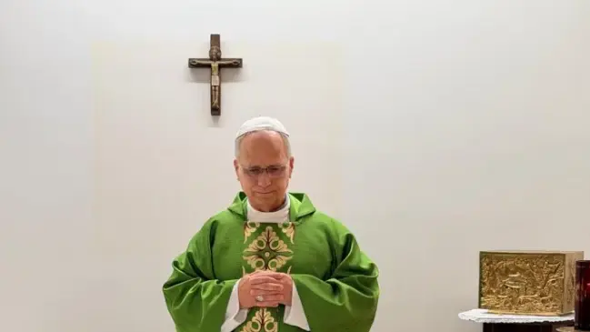 La primera foto del papa tras haber sido operado de cáncer de pulmón. Fuente: @VaticanNews.