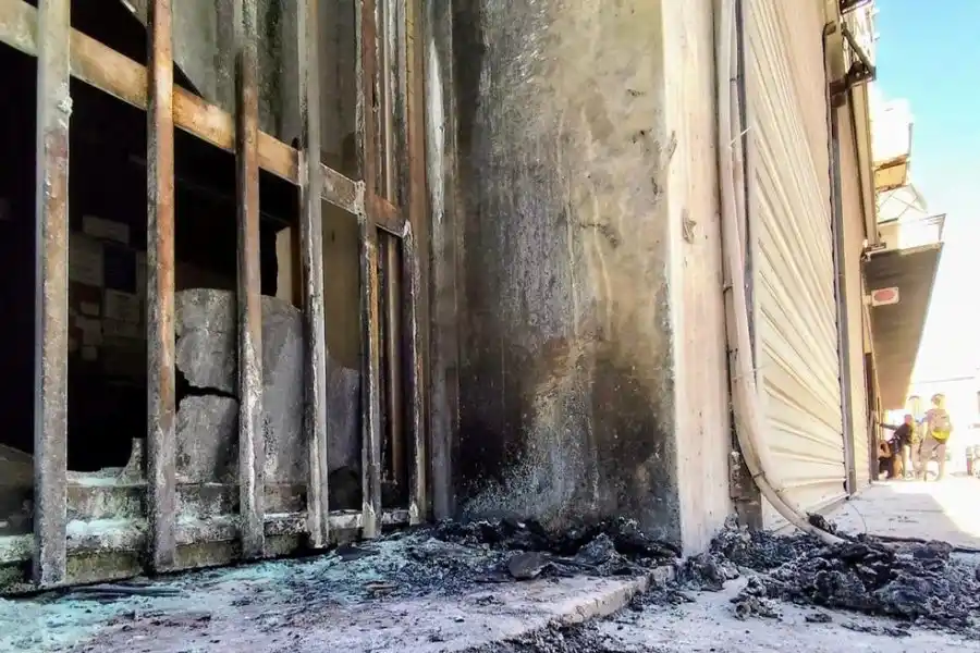 Arrojaron un objeto explosivo en contra de la secretaría de la niñez en Rosario