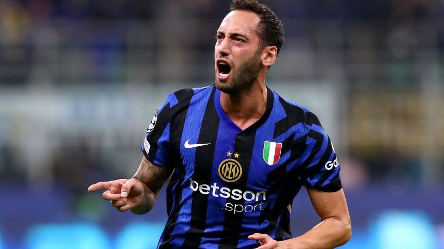 El turco Hakan Calhanoglu le respondió a Lautaro Martínez