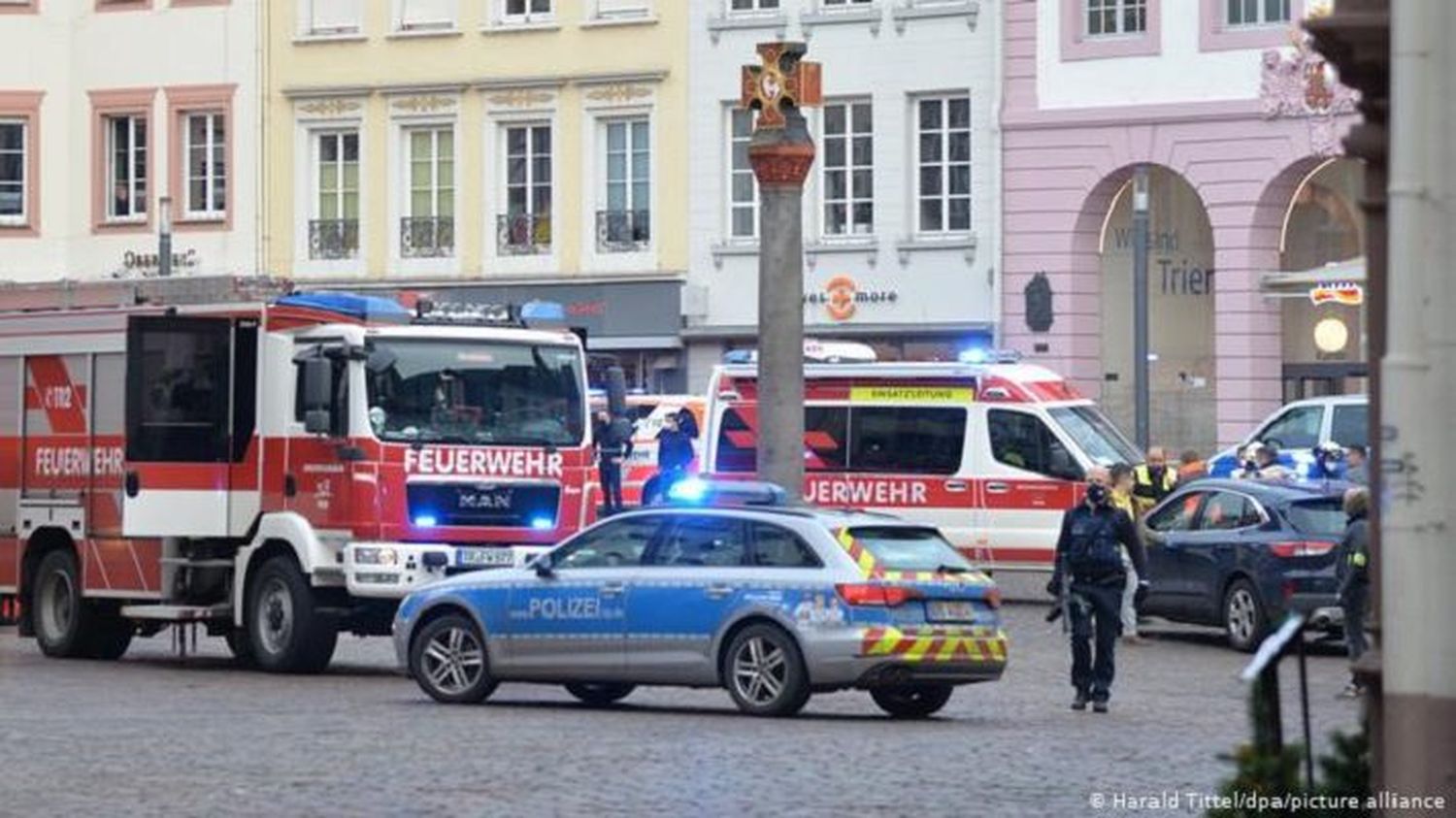 Hay dos muertos y 10 heridos: detienen a sujeto que atropelló a varias personas en Alemania