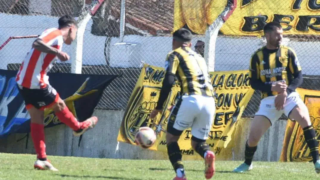 Romat intenta bloquear un disparo.