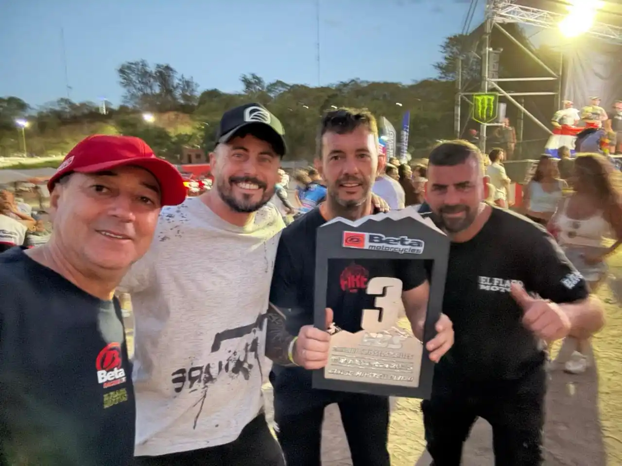 Pablo con el trofeo por el tercer puesto en el exigente y duro campeonato nacional.