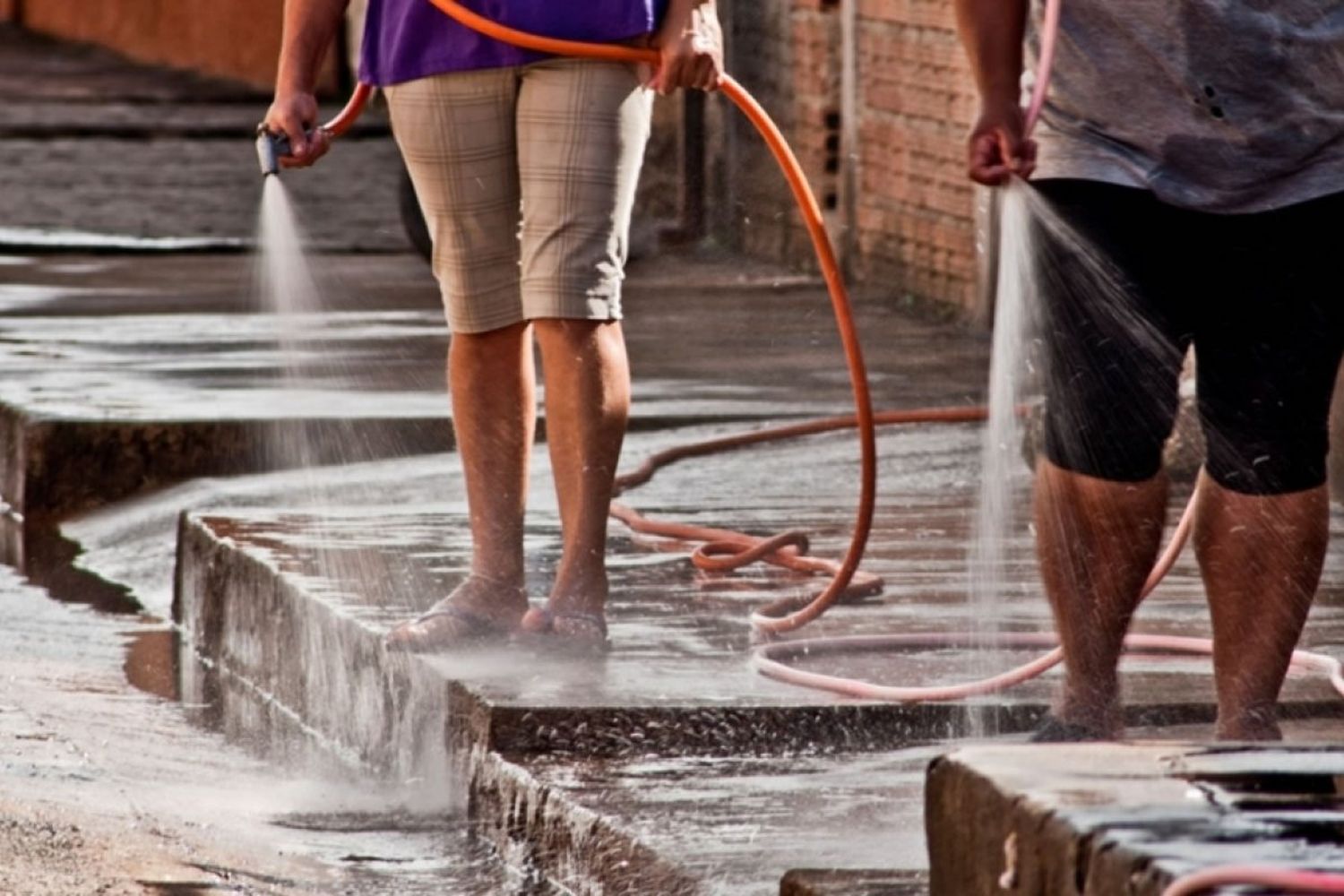 Intensifican los controles del volcado de agua en la vía pública