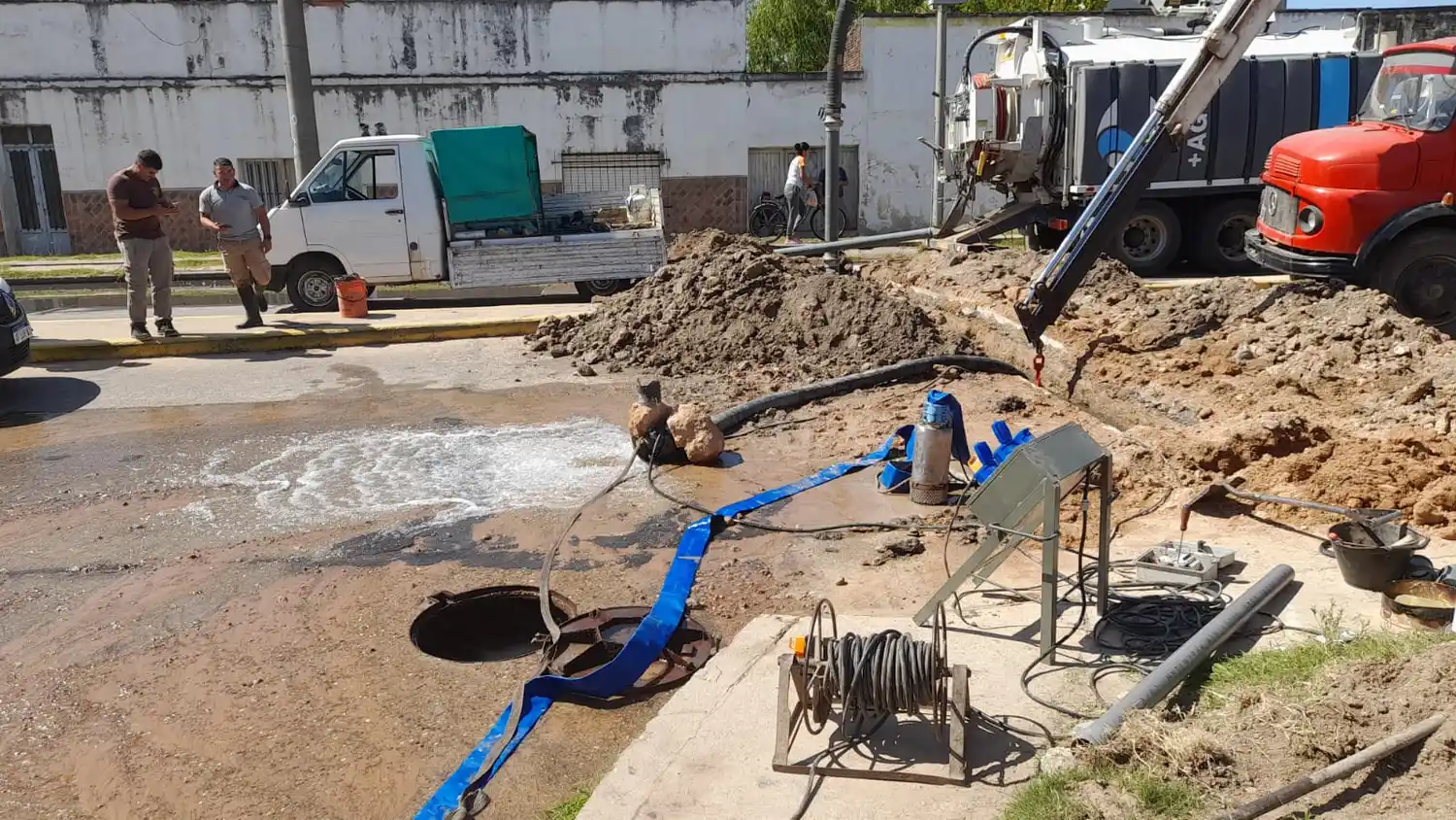 La Cooperativa Eléctrica rompió un caño de agua durante la instalación de un tendido subterráneo: el tránsito está cortado