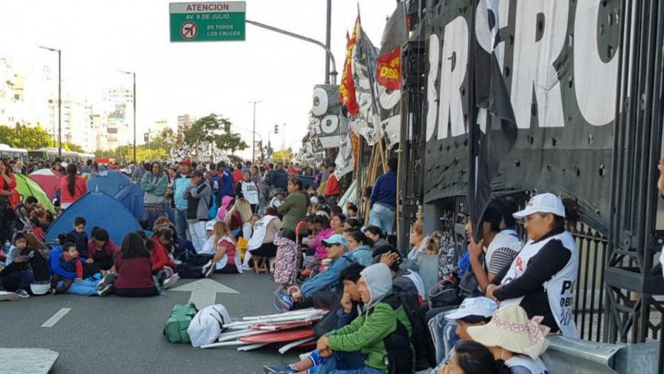 Cedió el Gobierno: Zabaleta reforzará los planes sociales y los piqueteros levantaron los cortes previstos