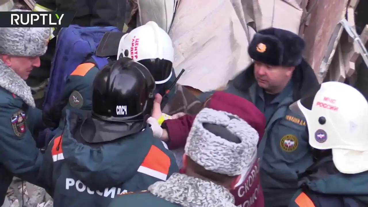 Rusia: emotivo rescate a una beba atrapada bajo los escombros de un edificio