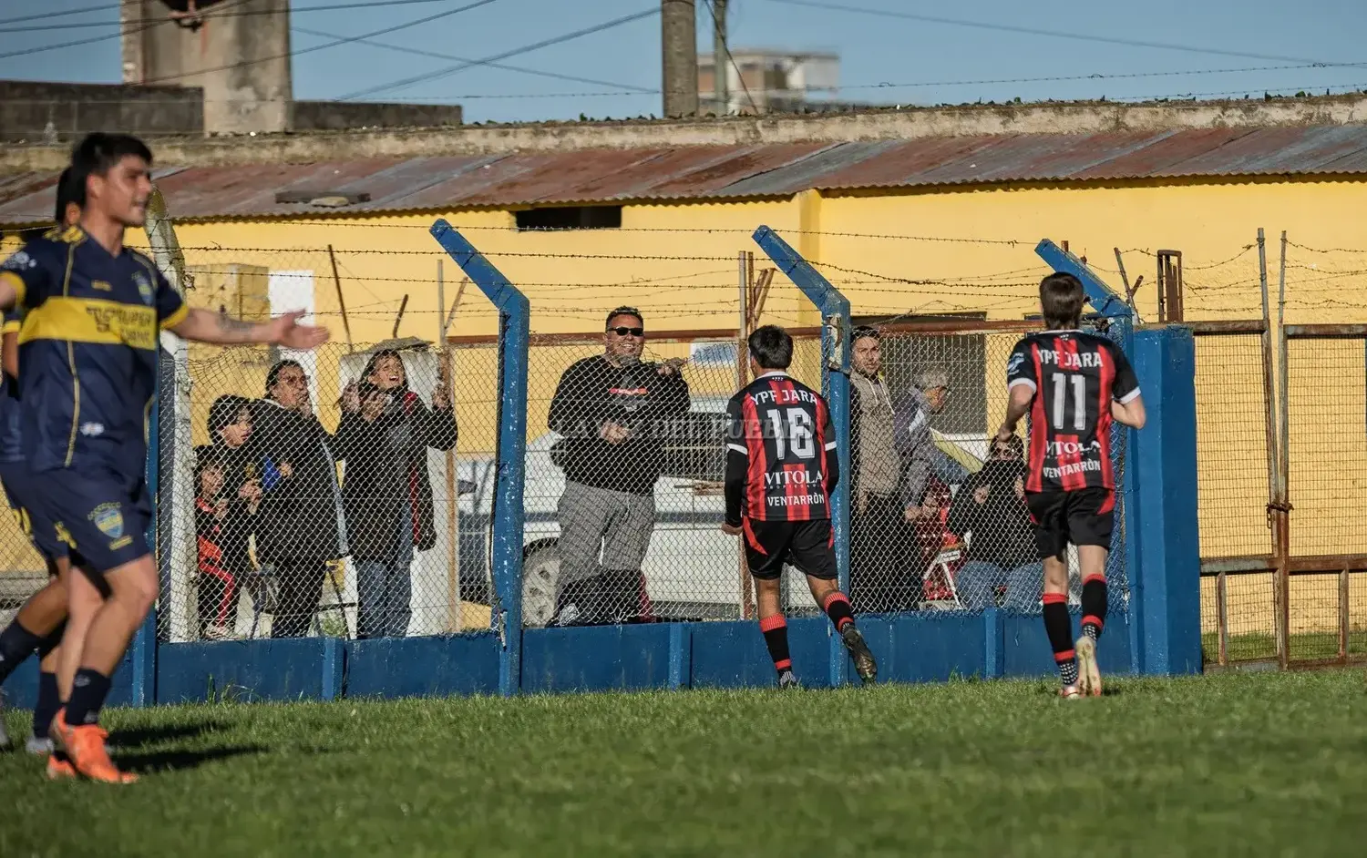 Alegría en la tribuna y en la cancha. Ante la sonrisa de un hincha, grita el gol Quiroga (Foto: Ale Zygal)