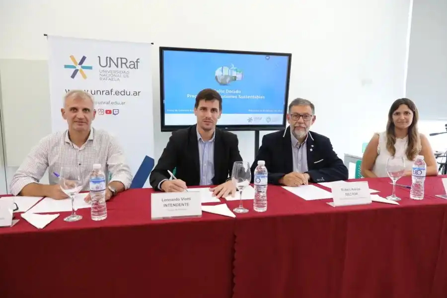 El municipio local y la Universidad Nacional de Rafaela firmaron un convenio para formalizar y fortalecer el trabajo que vienen realizando con empresas locales, sobre medición de huella de carbono y eficiencia energética