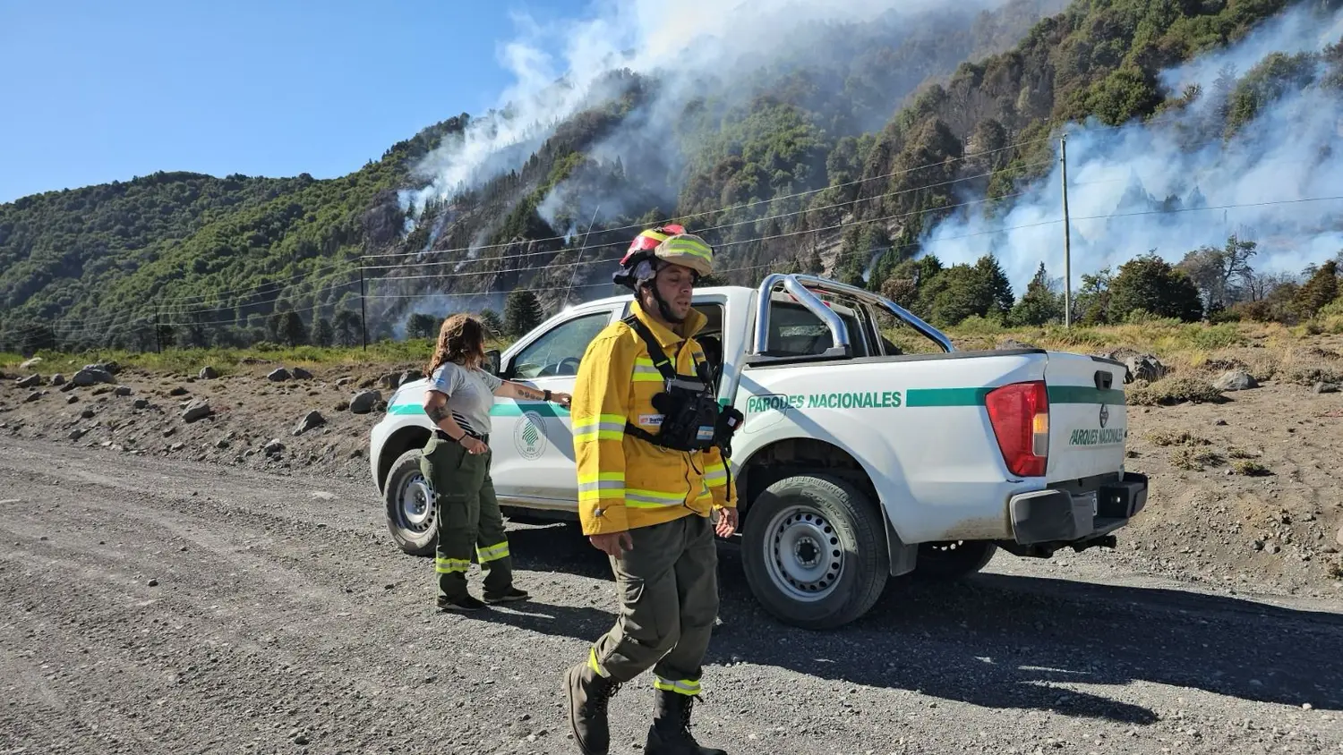 Brigadistas santafesinos continúan combatiendo focos de incendio al pie del volcán Lanín