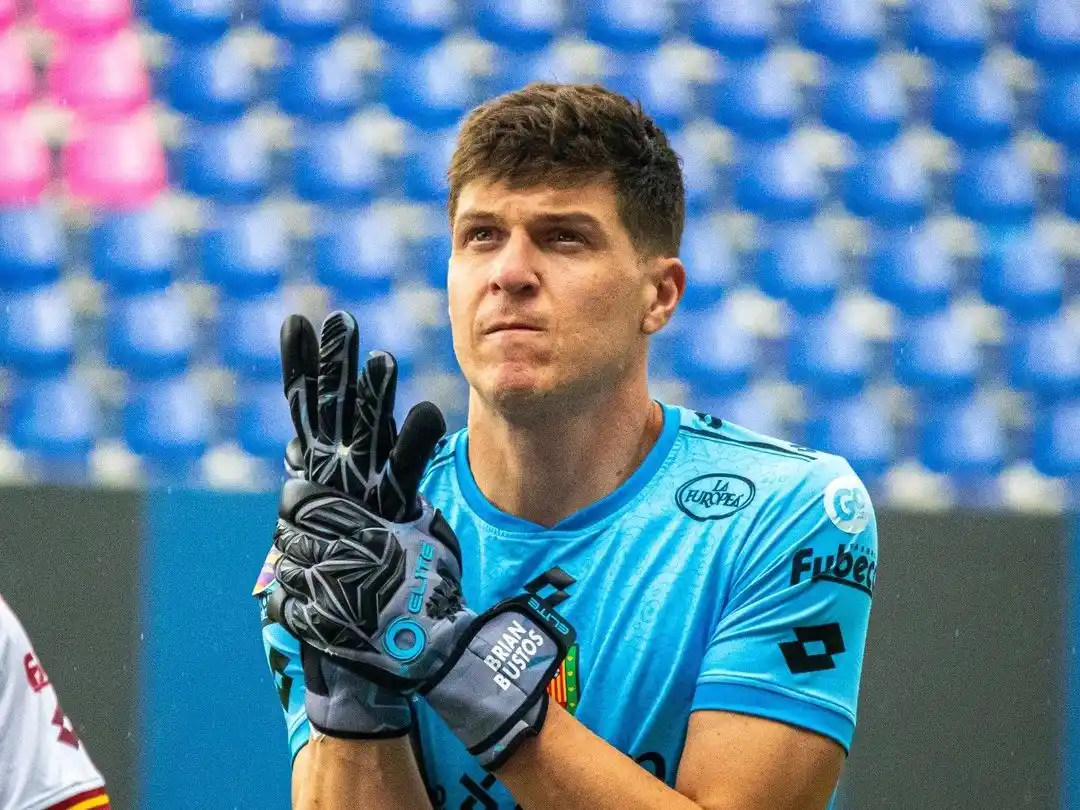 El larroquense Brian Bustos alcanzó el récord de más vallas invictas en Ecuador