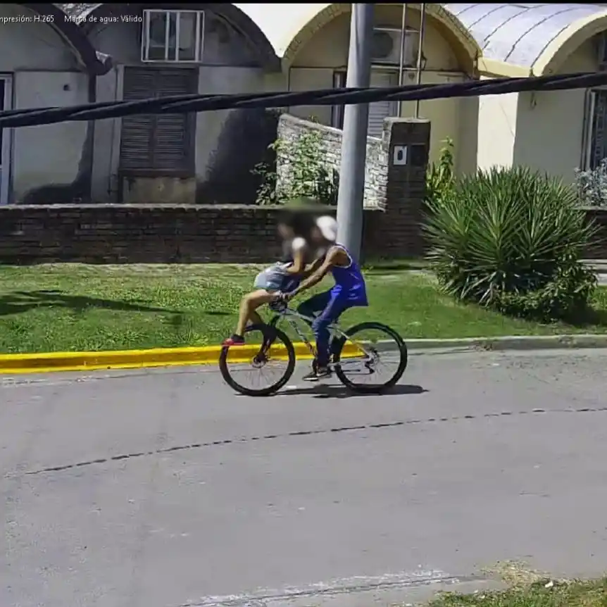 Detectaron una bicicleta robada con cámaras y detuvieron a dos personas en barrio Villa Dominga