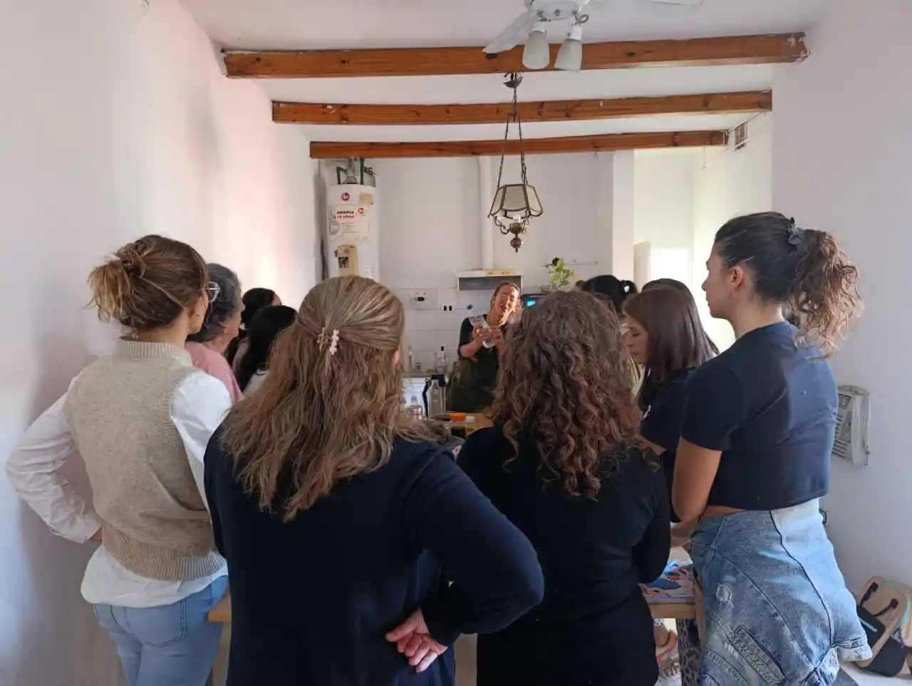 María Sol Kurlat en su taller sobre la extracción de la medicina de las plantas