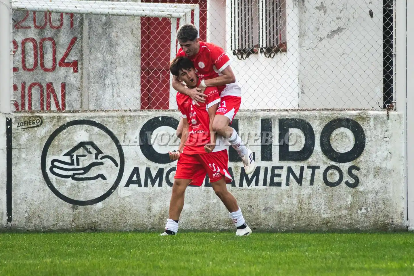 El festejo del primer tanto de Huracán. Gutiérrez grita su tanto mientras tiene encima a Villar