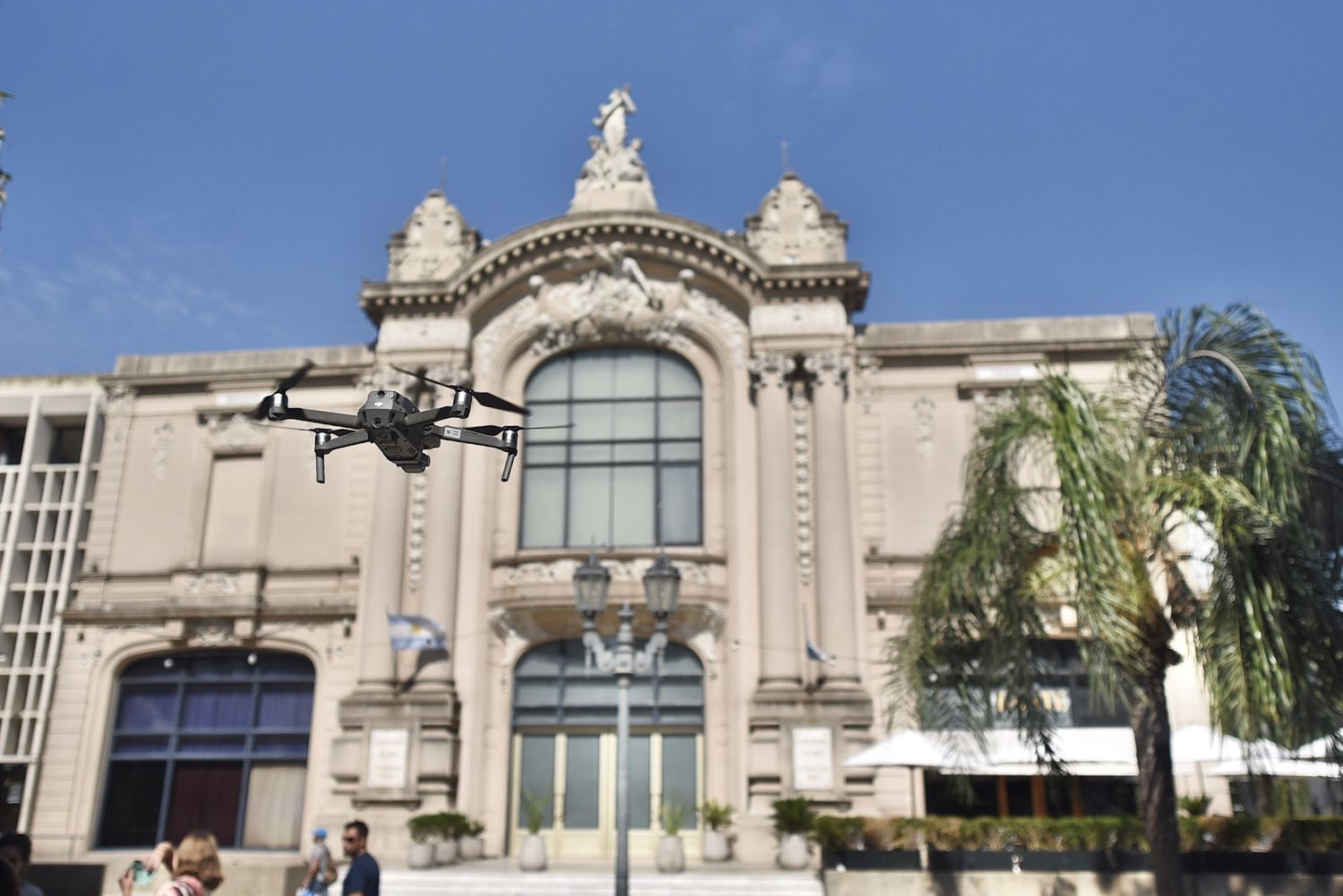 Realizan estudios para la recuperación de la fachada del Teatro Municipal