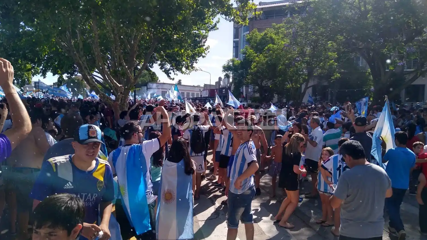 Ardua tarea en el Hospital Centenario tras los festejos en la Costanera