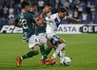Vélez despertó a tiempo y aseguró su clasificación