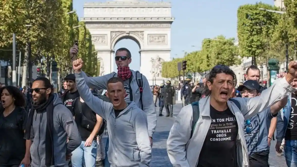 Los manifestantes, frente al Arco de Triunfo.