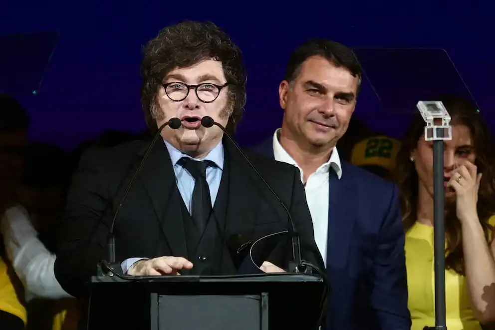 Javier Milei apoyó la candidatura de Flávio Bolsonaro: “No hay otro capaz de terminar con el Riesgo Lula”