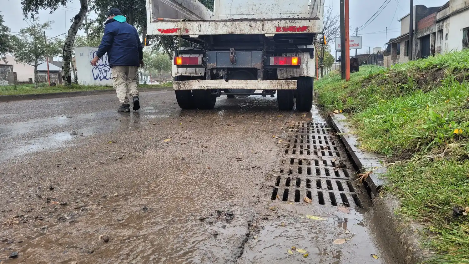 Cuadrillas municipales continúan trabajando en distintos puntos de la ciudad tras el temporal