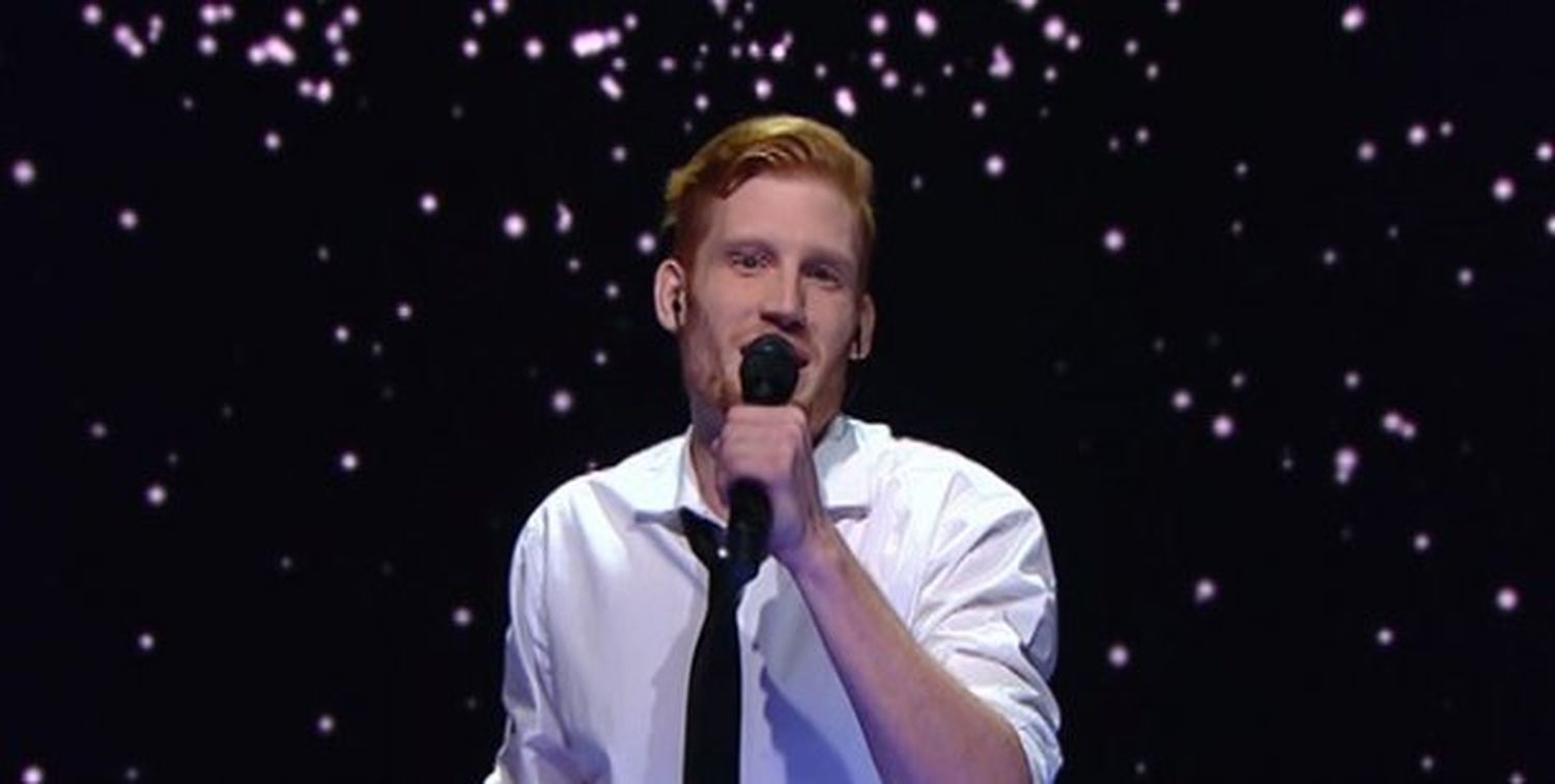Un joven con problemas auditivos emocionó a todos cantando como Michael Bublé
