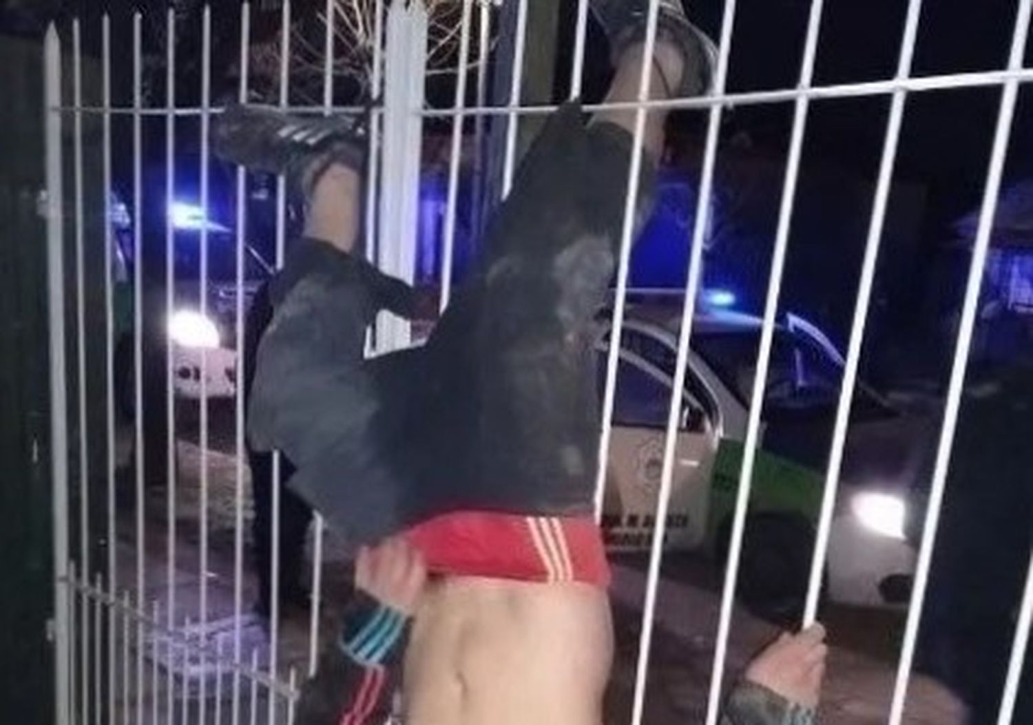 Merlo: entró a robar en una casa y quedó atascado en las rejas