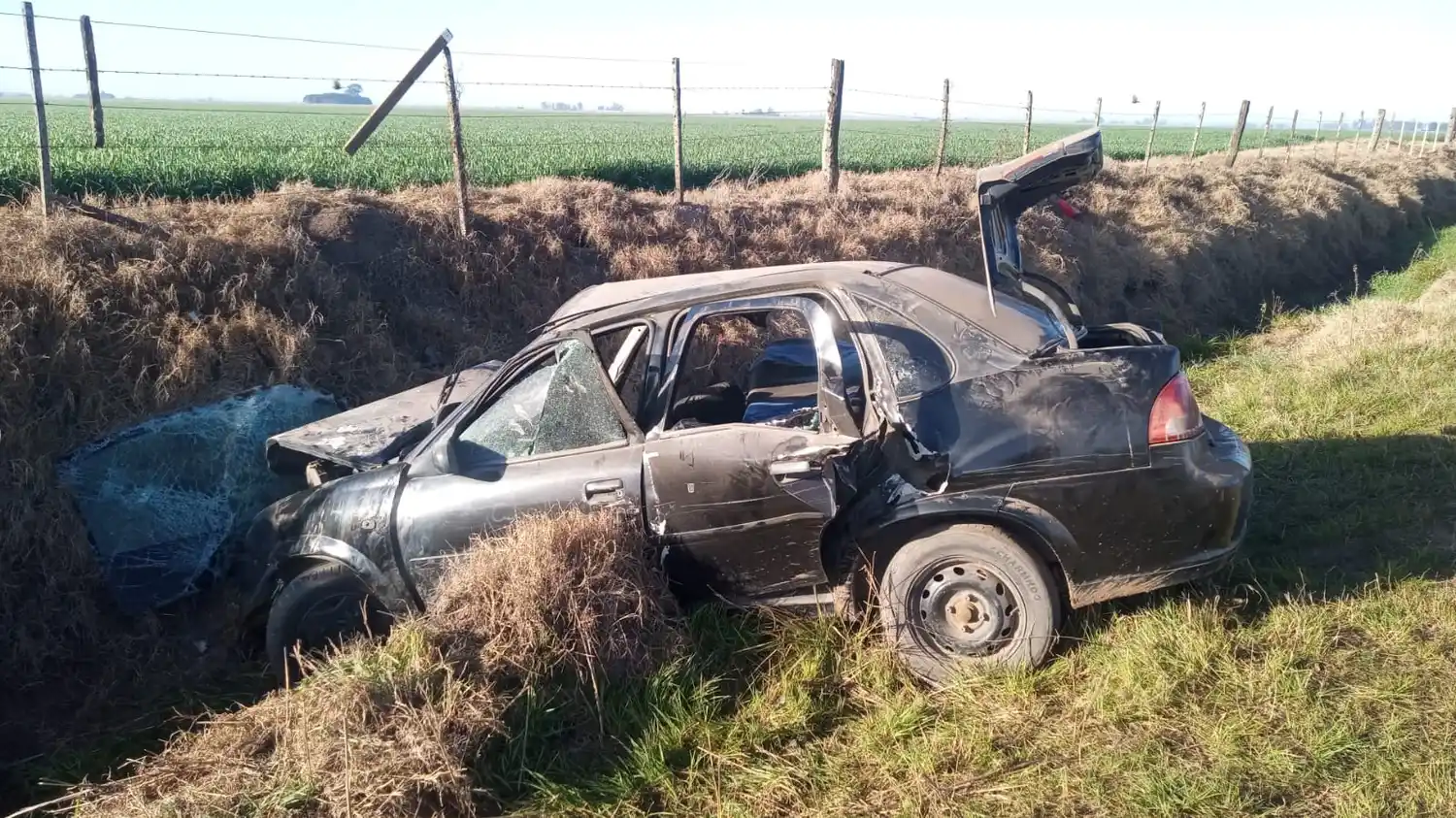 El Chevrolet Corsa negro despistó, volcó y fue a parar a la zanja con sus cuatro ocupantes a bordo.