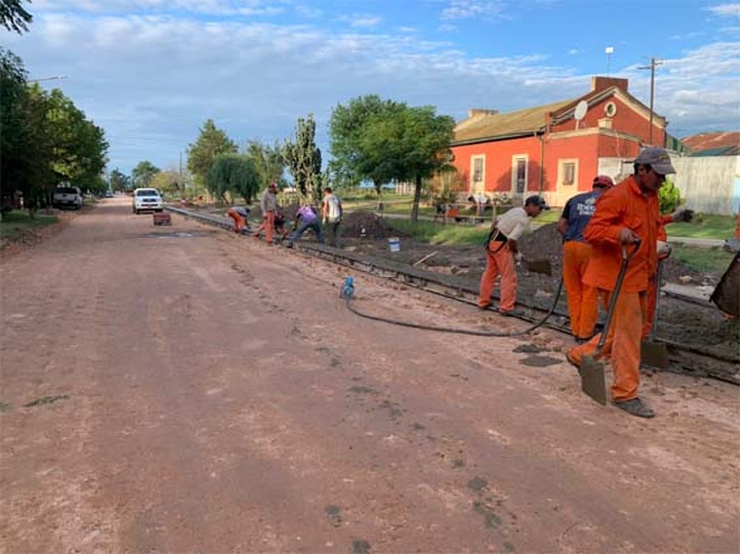 Realizan obras complementarias a la ruta 51 en el casco urbano de Irazusta