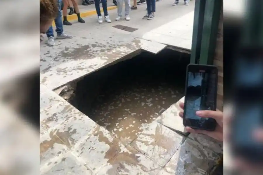Cedió el piso en un colegio y cinco alumnos cayeron a la cámara séptica
