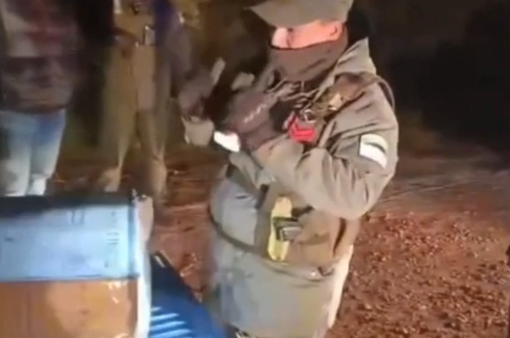 Encontraron siete cajas con ladrillos de polvo blanco, envueltos en cinta amarilla.