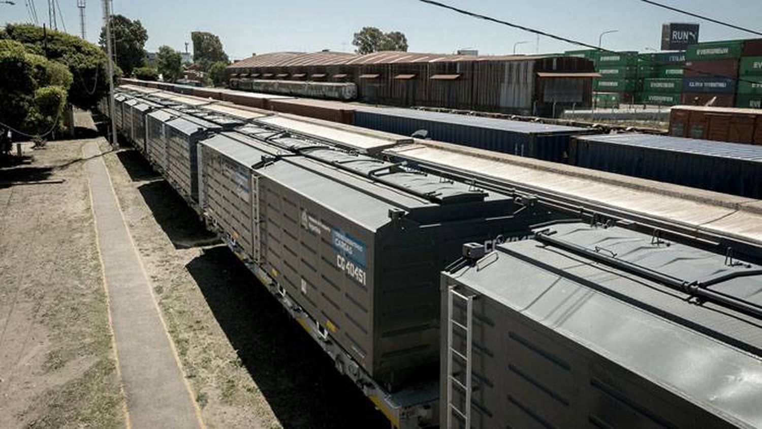 Entregaron 14 vagones cerealeros de fabricación nacional para el transporte agrícola