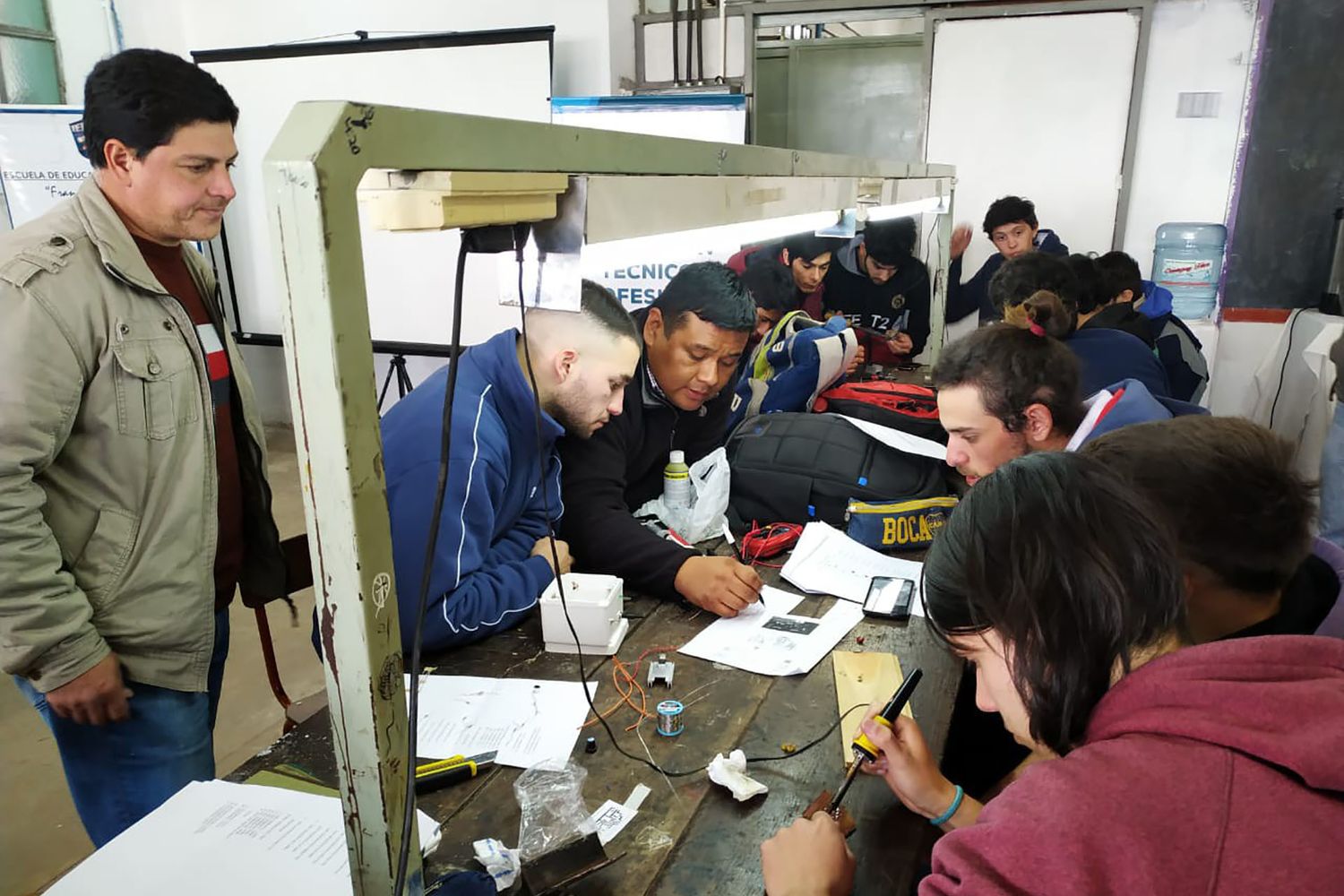 Estudiantes de la Técnica Nº2 realizaron aros magnéticos en Concepción del Uruguay