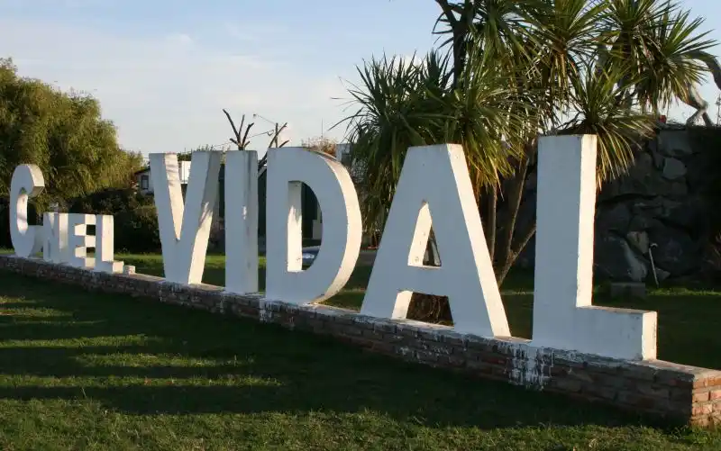 Las autoridades recomiendan que se "mantengan los animales dentro de la propiedad para evitar el contagio entre animales y personas".