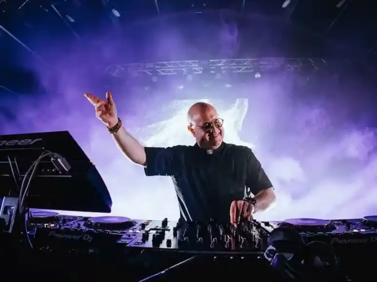 “Si es posible vivir el respeto y la tolerancia en la música electrónica, también podemos llevarlo a la vida cotidiana”, sostiene el sacerdote. Foto: Gentileza.