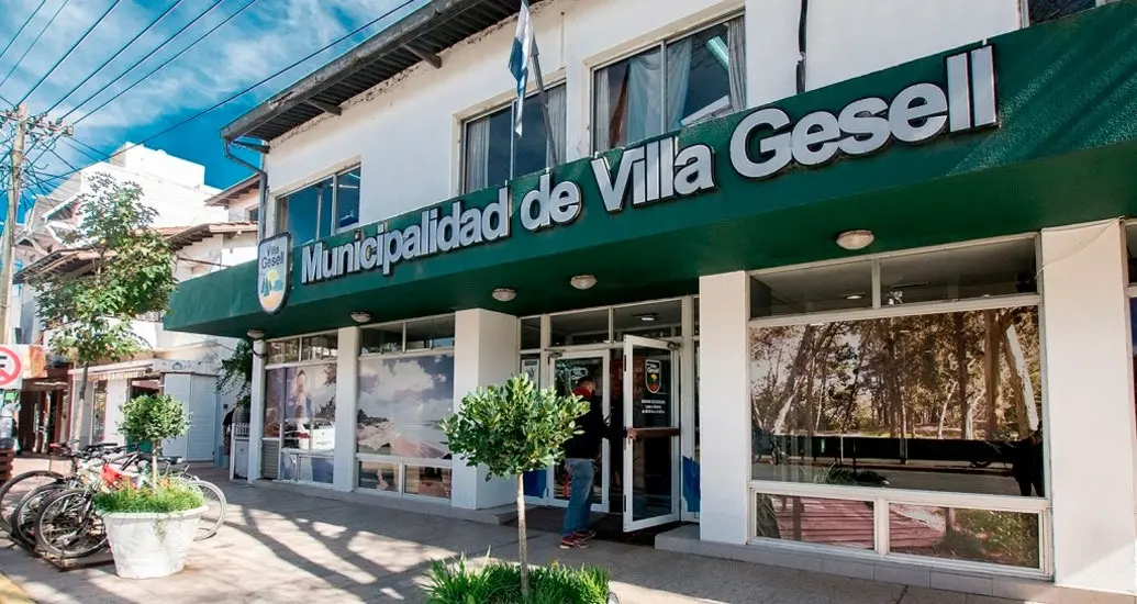 Un sujeto ingresó al interior de la municipalidad.
