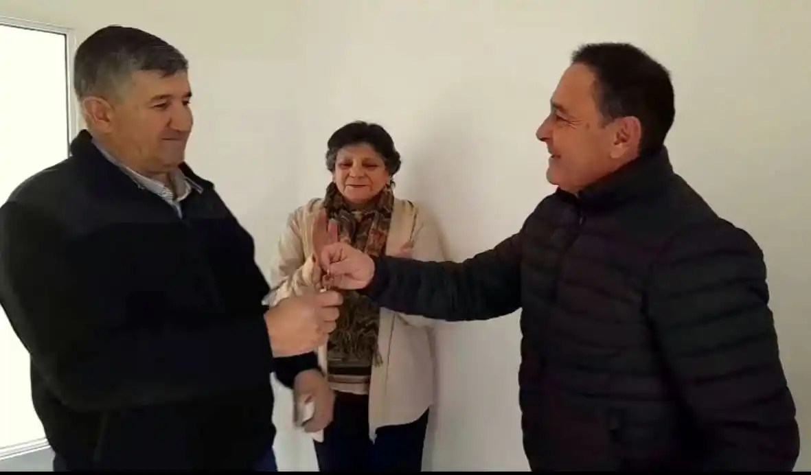 Marcelo Duraczek entrega las llaves de la casa a Marcelo Lazo -izquierda-.