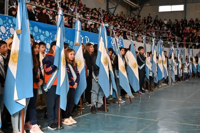 Promesa a la Bandera y homenaje a Manuel Belgrano en el gimnasio del Instituto Corazón de María